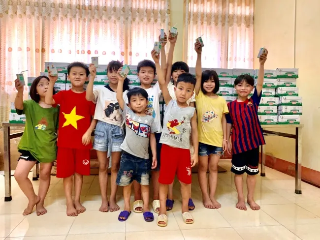 Quỹ sữa Vươn cao Việt Nam mang lại nụ cười hạnh phúc cho trẻ thơ trong mùa dịch 3