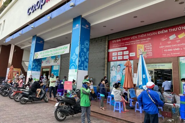 Người dân xếp hàng đi mua thực phẩm 1