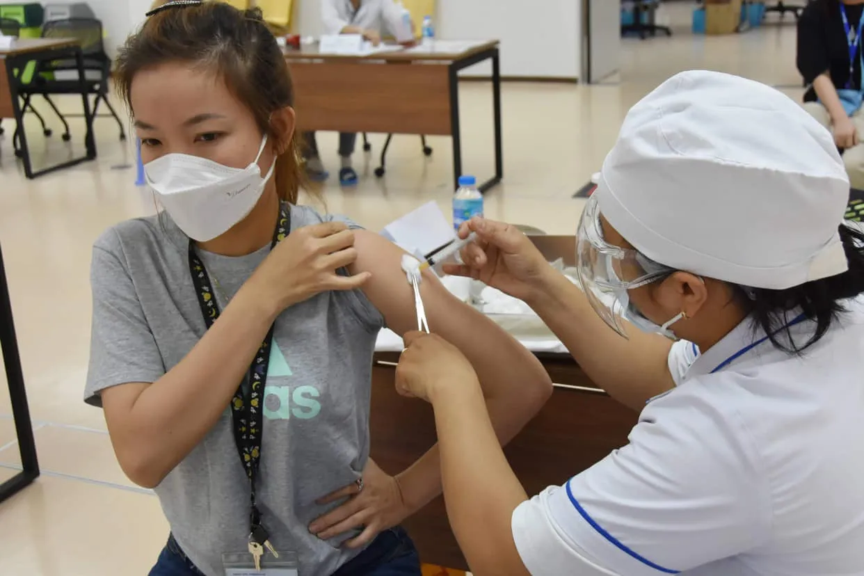 tieam Tiêm chủng vắc xin phòng COVID-19 cho người dân trên địa bàn TP HCM