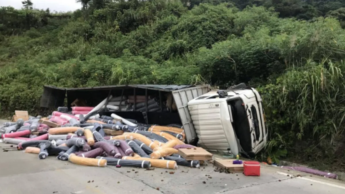 Tin tức tai nạn giao thông hôm nay 9/7/2021: Xe tải mất lái khi đổ đèo, 2 người thương vong 2