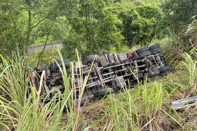 Tin tức tai nạn giao thông hôm nay 9/7/2021: Xe tải mất lái khi đổ đèo, 2 người thương vong 1