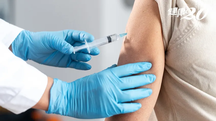 Tư thế nào là phù hợp tiêm Vaccine Covid-19: Cánh tay chống lên thắt lưng hay duỗi thẳng xuống? 1