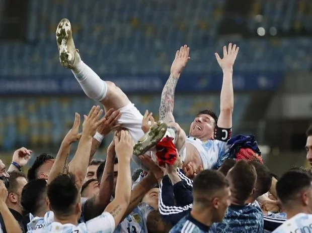 Đội trưởng tuyển Argentina - Messi được đồng đội tung hô.