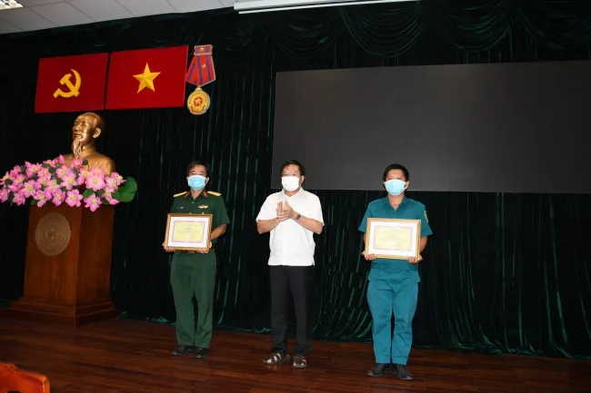  Bí thư Quận ủy Bình Tân tặng giấy khen cho cán bộ, chiến sĩ Ban CHQS quận