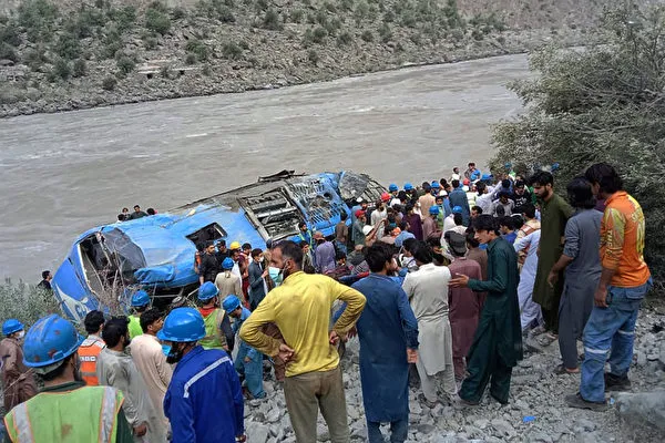 Hiện trường vụ xe khách rơi xuống thung lũng sau khi phát nổ tại một vùng hẻo lánh ở miền bắc Pakistan ngày 14/7/2021. (Ảnh: AFP via Getty Images)