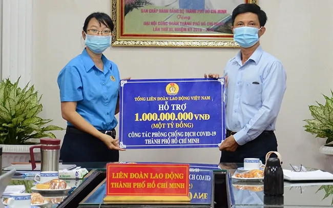 Tổng Liên đoàn lao động Việt Nam ủng hộ 1 tỷ đồng cho Quỹ công tác phòng chống dịch Covid-19 Thành phố Hồ Chí Minh