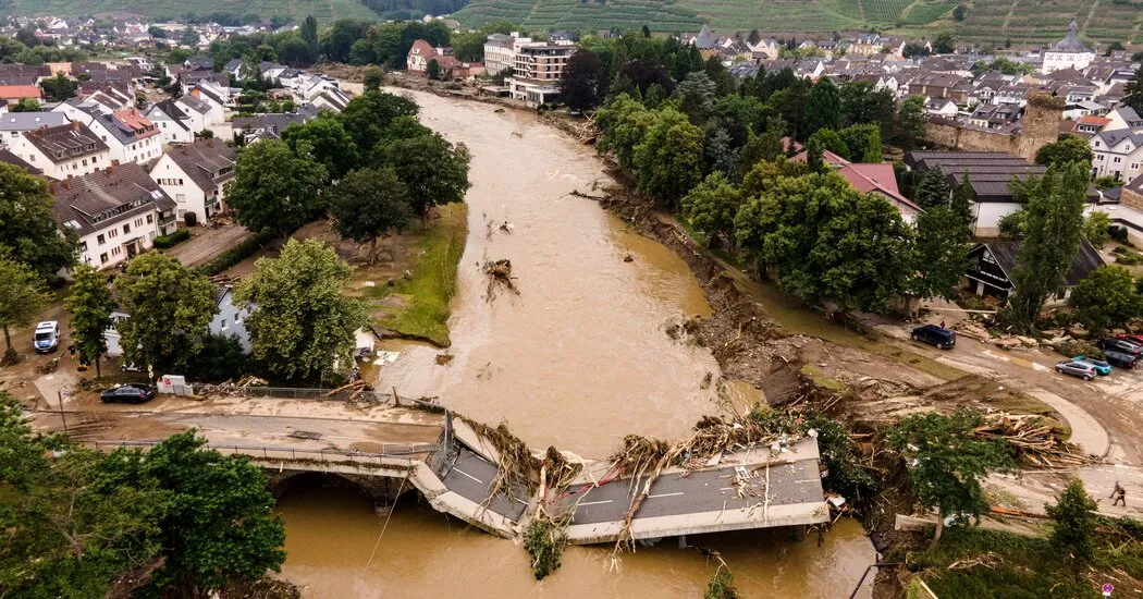 Chạy đua tìm kiếm người sống sót sau lũ lụt lịch sử ở châu Âu