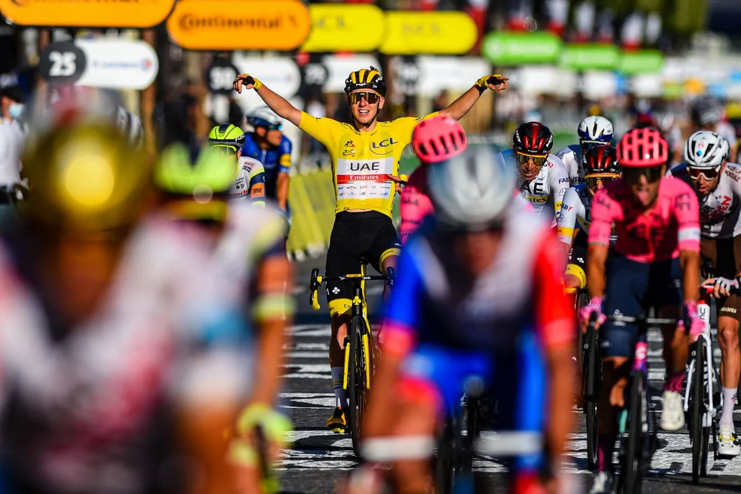 Tour de France 2021: Wout Van Aert về nhất chặng cuối - Tadej Pogacar giành 3 chiếc áo danh giá