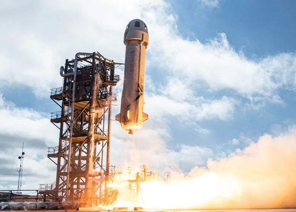 Tàu không gian chở tỷ phú Jeff Bezos sắp rời bệ phóng