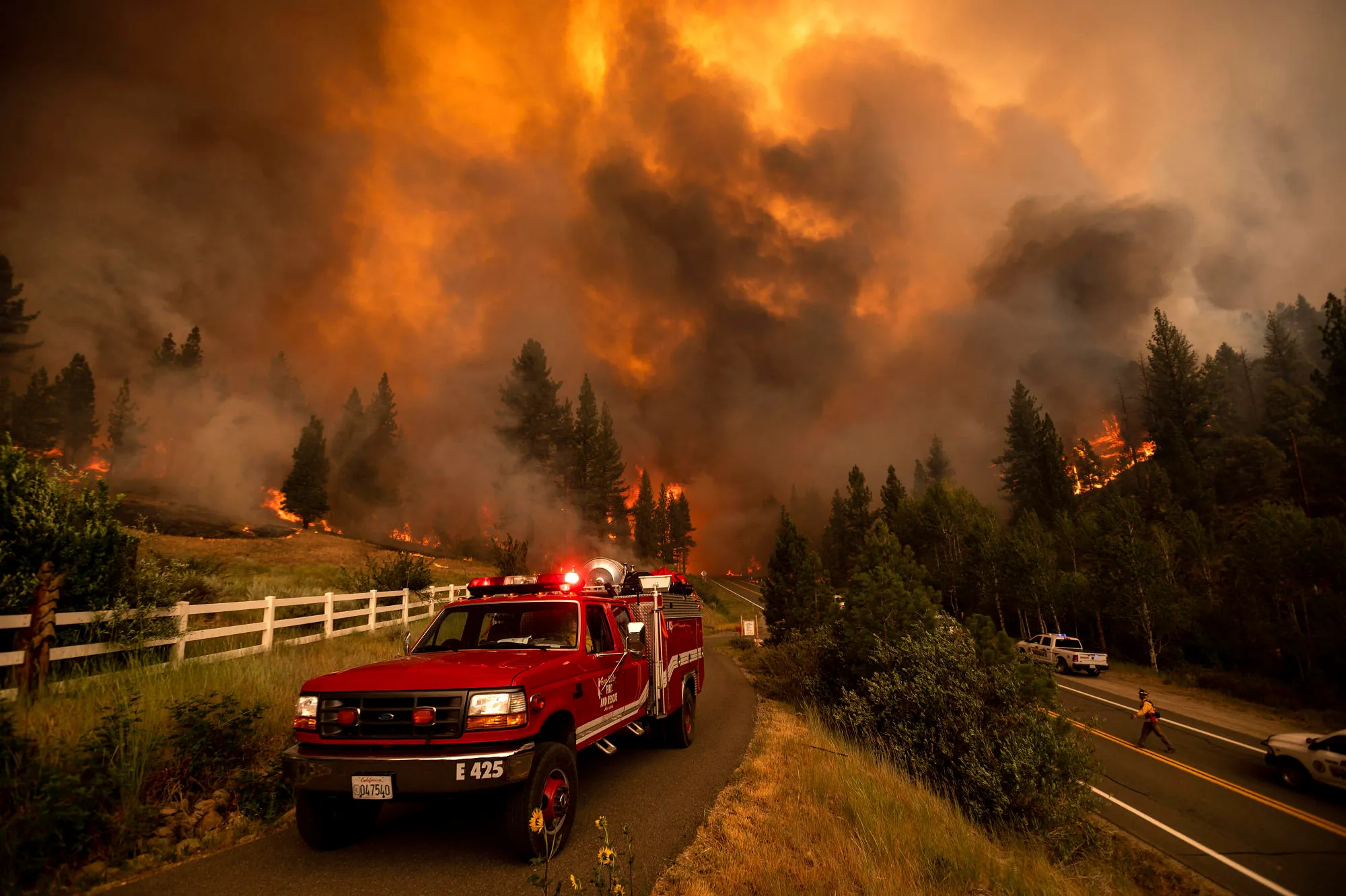 Hàng ngàn người sơ tán vì cháy rừng lan rộng khắp 11 bang ở Mỹ