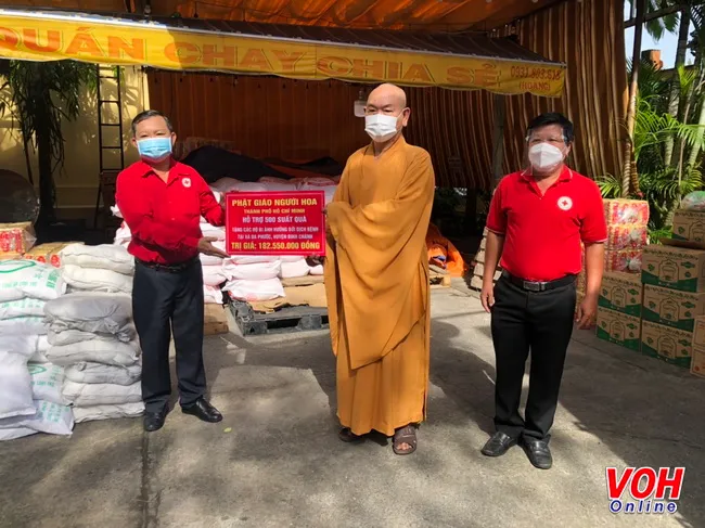 Tặng hơn 600 ký cá, tôm, tép khô nghĩa tình cho công nhân cách ly tại khu lưu trú Tân Thuận 2