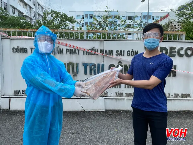 Tặng hơn 600 ký cá, tôm, tép khô nghĩa tình cho công nhân cách ly tại khu lưu trú Tân Thuận 1