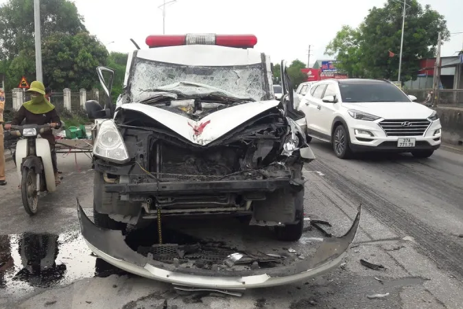 Tin tức tai nạn giao thông hôm nay 21/7/2021: Xe cứu thương tông đuôi xe tải, 4 người thương vong 3