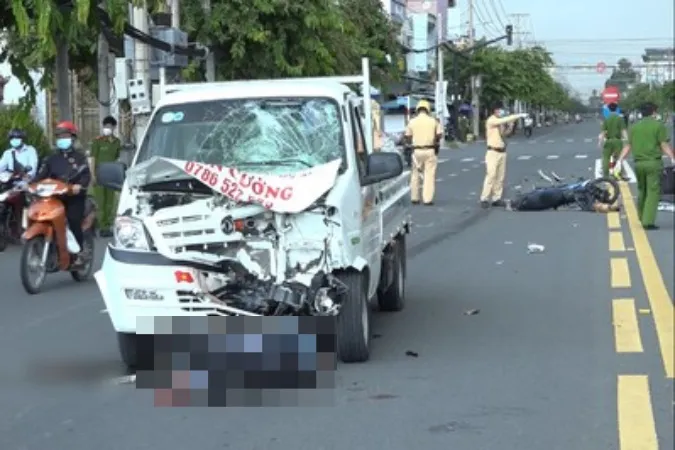 Tin tức tai nạn giao thông hôm nay 21/7/2021: Xe cứu thương tông đuôi xe tải, 4 người thương vong 1