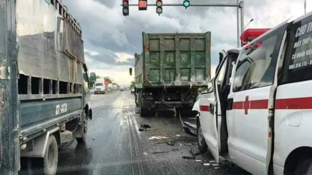 Tin tức tai nạn giao thông hôm nay 21/7/2021: Xe cứu thương tông đuôi xe tải, 4 người thương vong 2