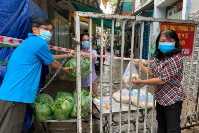 (chờ cuối ngày)Trao tặng 500 triệu đồng cho các hộ nghèo trên địa bàn huyện Bình Chánh 5