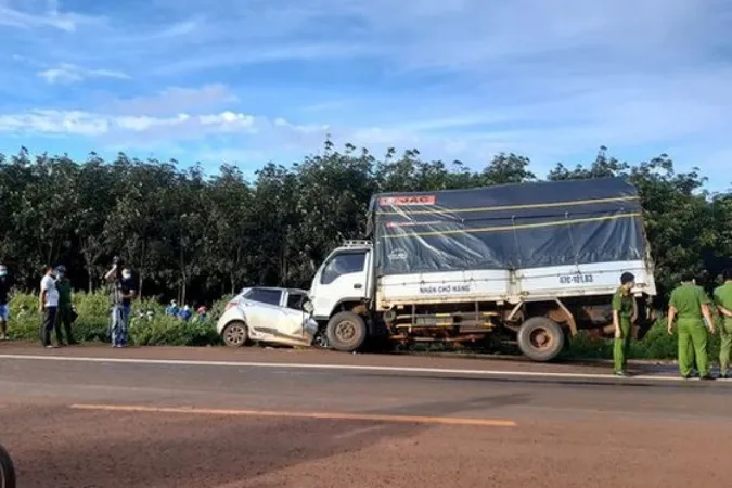 Tin tức tai nạn giao thông hôm nay 28/7/2021: Ôtô con tông trực diện xe tải, 3 người tử vong 2