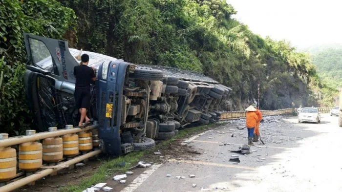 Tin tức tai nạn giao thông hôm nay 28/7/2021: Ôtô con tông trực diện xe tải, 3 người tử vong 3