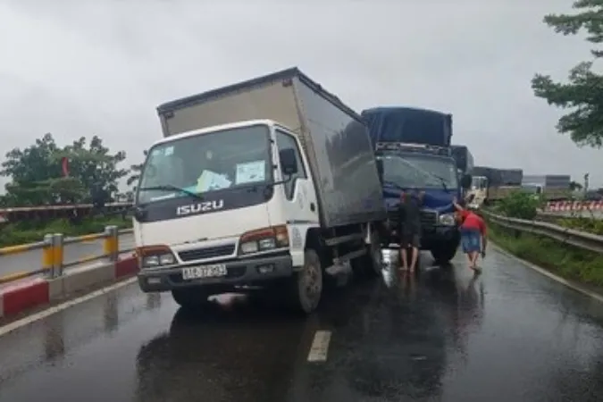 Tin tức tai nạn giao thông hôm nay 30/7/2021: Va chạm với xe container, một người đi xe máy tử vong 3