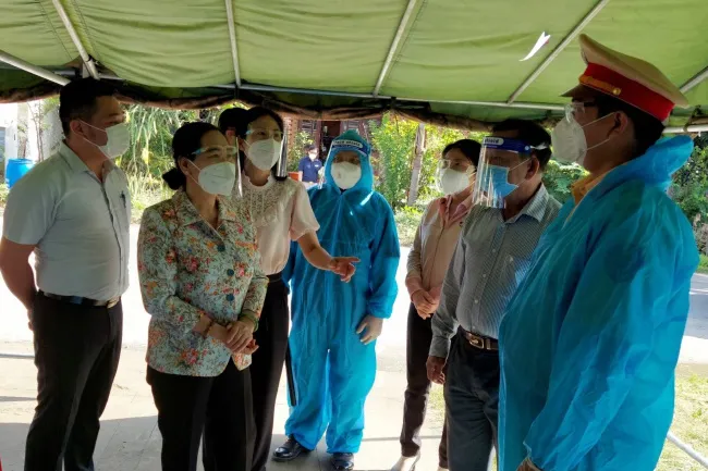 Chủ tịch HĐND TPHCM Nguyễn Thị Lệ ghi nhận nỗ lực vượt qua khó khăn của các lực lượng tham gia trực chốt để bảo vệ vùng xanh