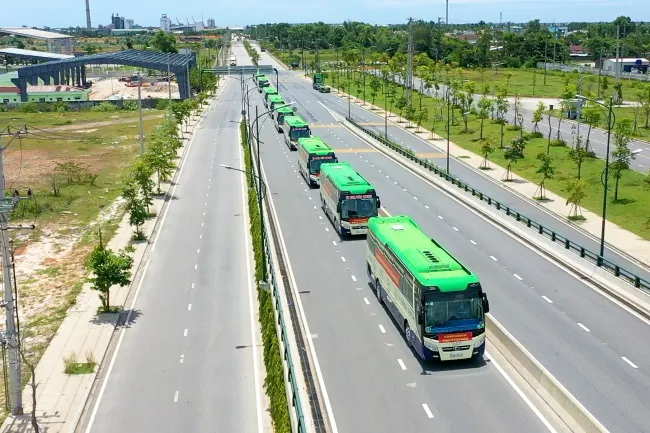 Ô tô để đón người dân Quảng Nam từ các vùng dịch về quê