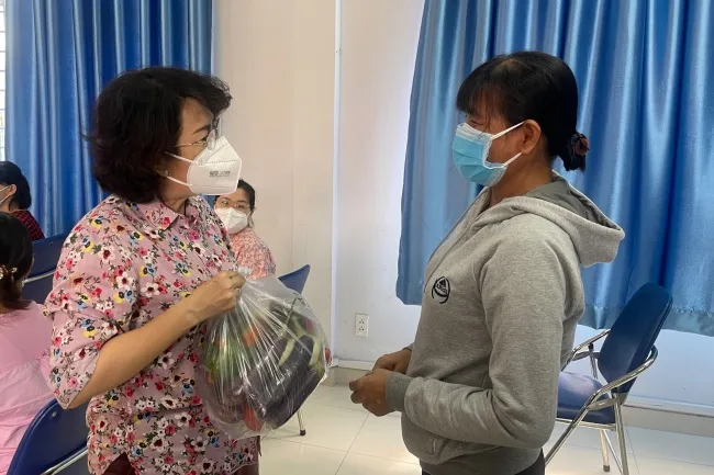 Chủ tịch Ủy ban MTTQ Việt Nam Thành phố Tô Thị Bích Châu đã trao tặng 40 phần quà là nhu yếu phẩm đến các hộ dân có hoàn cảnh khó khăn trên địa bàn phường