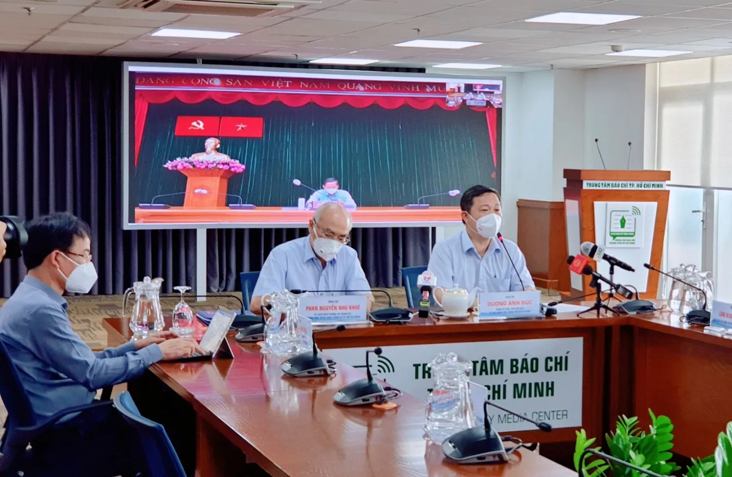 hó chủ tịch UBND TP. Hồ Chí Minh Dương Anh Đức cho biết Thành phố chính thức bước vào đợt tiêm vắc xin phòng COVID-19 thứ 6.