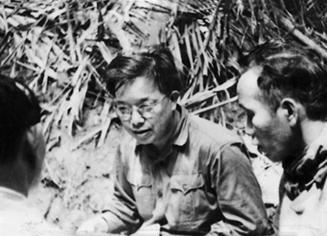 Đồng chí Lê Quang Đạo (giữa) tại Mặt trận Quảng Trị (năm 1972). Ảnh: TL