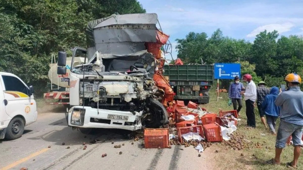 Tin tức tai nạn giao thông hôm nay 12/8/2021: Xe tải đối đầu xe container, một tài xế tử vong 1