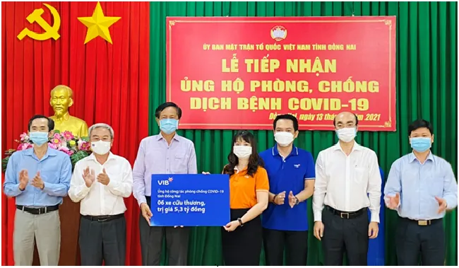 (VOH)-Ngân hàng Quốc Tế (VIB) vừa trao tặng 6 xe cứu thương chuyên dụng tổng trị giá 5,3 tỷ đồng cho tỉnh Đồng Nai. 1