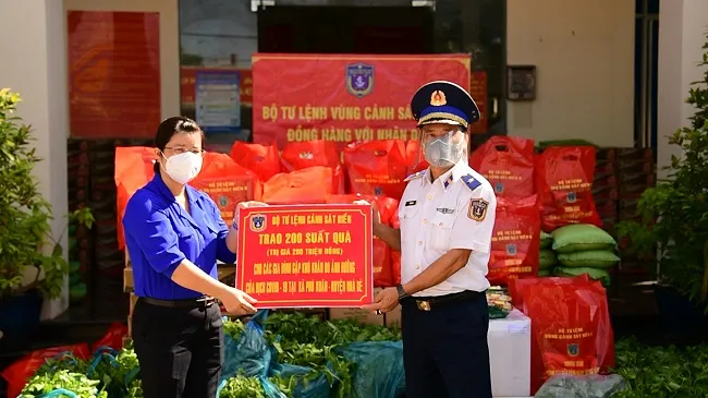 Cảnh sát biển tặng quà hỗ trợ nhân dân TPHCM 1