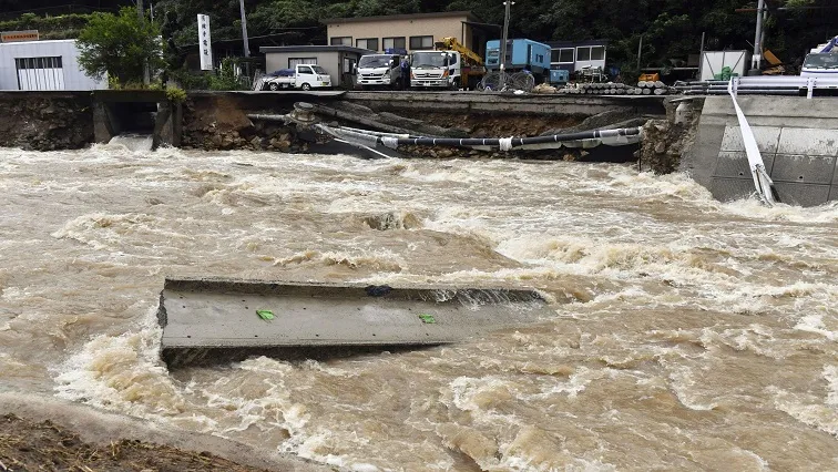 Mưa lũ gây sạt lở đất nghiêm trọng, Nhật Bản nâng mức cảnh báo cao nhất