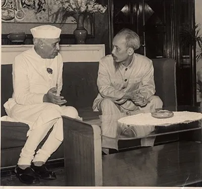 Chủ tịch Hồ Chí Minh trò chuyện với Thủ tướng Ấn Độ Jawaharlal Nehru tại Phủ Chủ tịch, ngày 17-10-1954