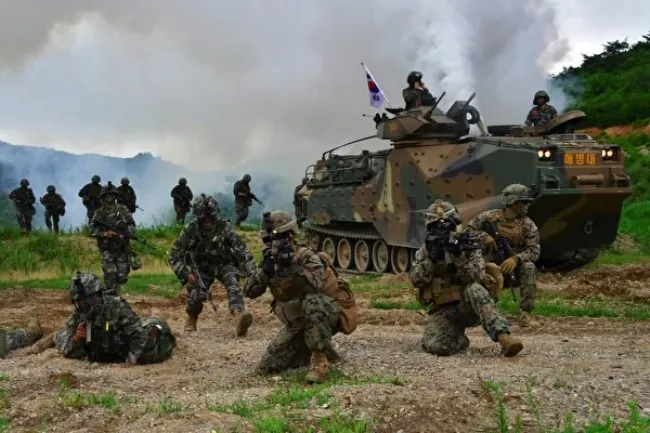 Lính thủy đánh bộ Mỹ và Hàn Quốc tham gia tập trận chung tại thành phố Pohang, Hàn Quốc. (Ảnh: AFP via Getty Images)