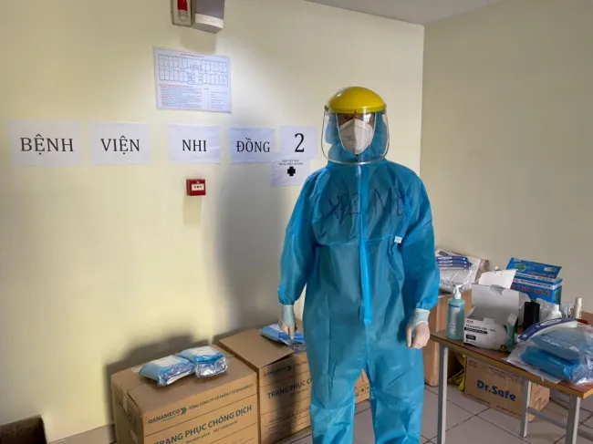 Bác sĩ Lê Quang Mỹ - Phó Bí thư đoàn Bệnh viện Nhi Đồng 2 tại khu cách ly bệnh nhân Covid-19