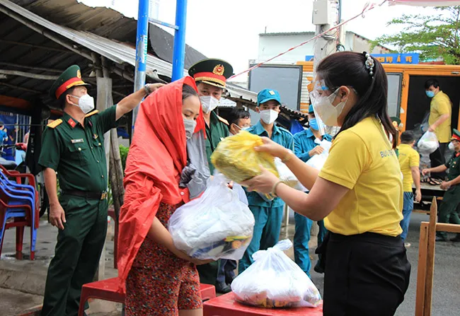 Bộ Thông tin và Truyền thông tặng hơn 533.000 phần quà cho người khó khăn do đại dịch ở TPHCM