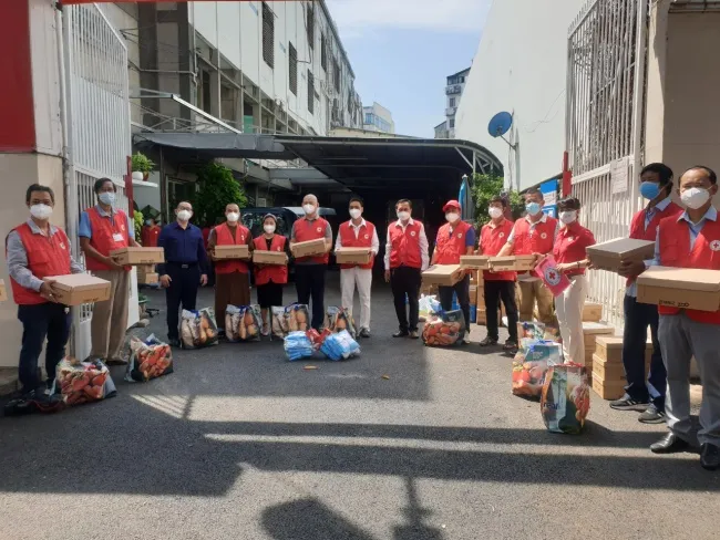 Chủ tịch Hội Chữ thập đỏ Thành phố Hồ Chí Minh Trần Trường Sơn (đứng giữa) biểu dương và tặng quà cho các thành viên Câu lạc bộ Chuyến xe nghĩa tình Chữ thập đỏ. 