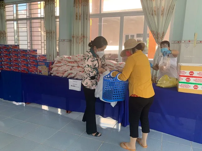 Hội LHPN TP trao 400 phần quà cho hộ phụ nữ khó khăn huyện Cần Giờ 1