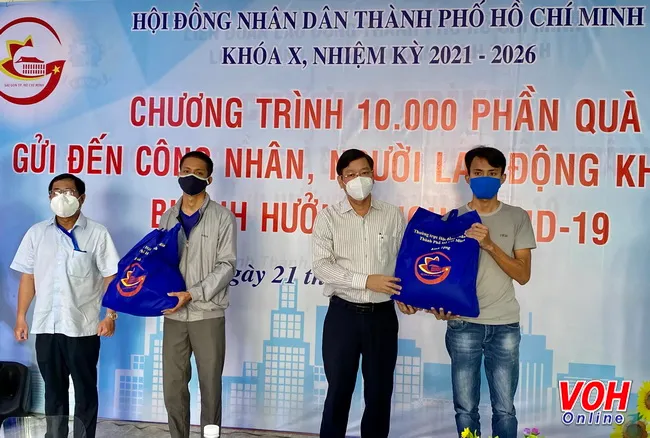 Hội đồng nhân dân TPHCM tặng 300 phần quà cho công nhân lao động khó khăn tại quận Bình Thạnh 1