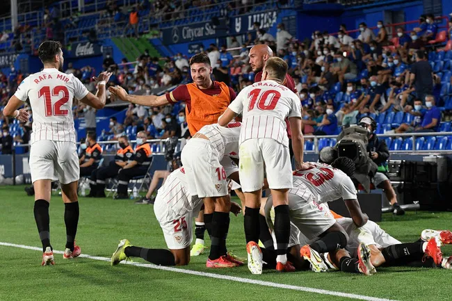 Sevilla chiếm ngôi đầu La Liga - AC Milan khởi đầu thuận lợi