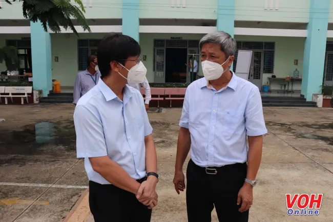  Thứ trưởng Bộ Y tế Nguyễn Trường Sơn trao đổi với Phó Bí thư, Chủ tịch UBND quận Bình Tân Nguyễn Minh Nhựt tại buổi kiểm tra.