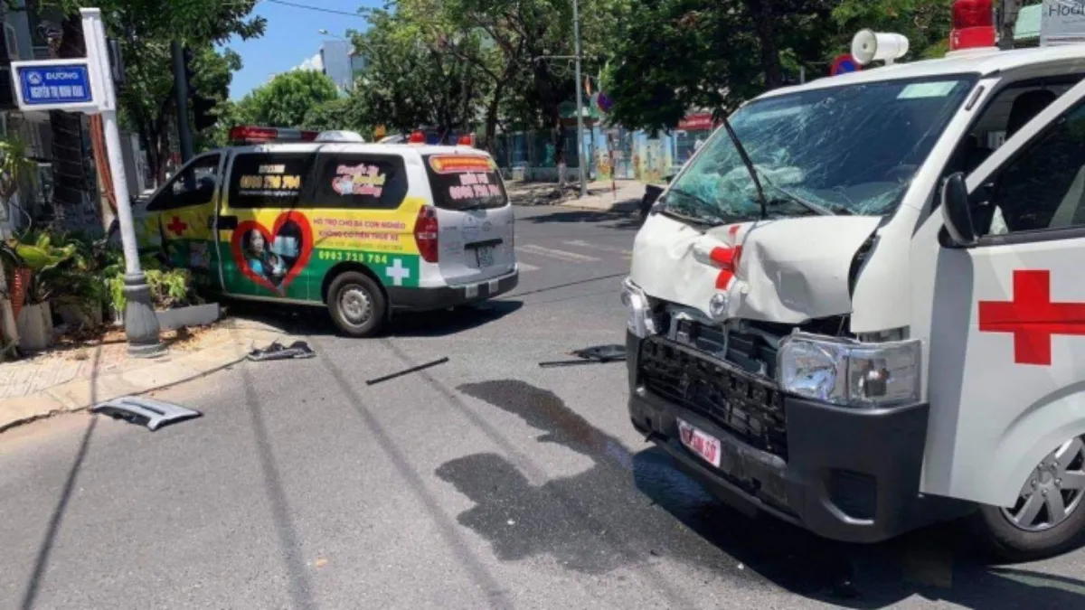 Tin tức tai nạn giao thông hôm nay 25/8/2021: Hai xe cứu thương tông nhau, 2 người thương vong 1
