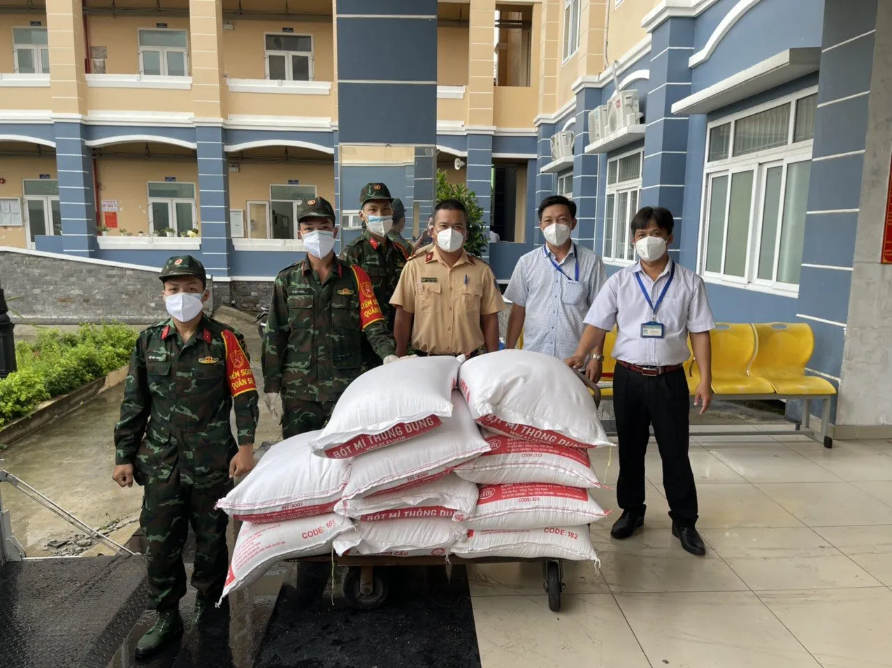  Đội CSGT Phú Lâm đã hỗ trợ 1 tấn gạo cho UBND xã Tân Kiên, huyện Bình Chánh tặng bà con gặp khó khăn.  