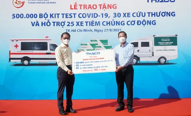 Thaco tặng TPHCM 55 xe cứu thương, xe tiêm chủng cùng 500.000 bộ kit xét nghiệm tổng trị giá 131 tỉ 1