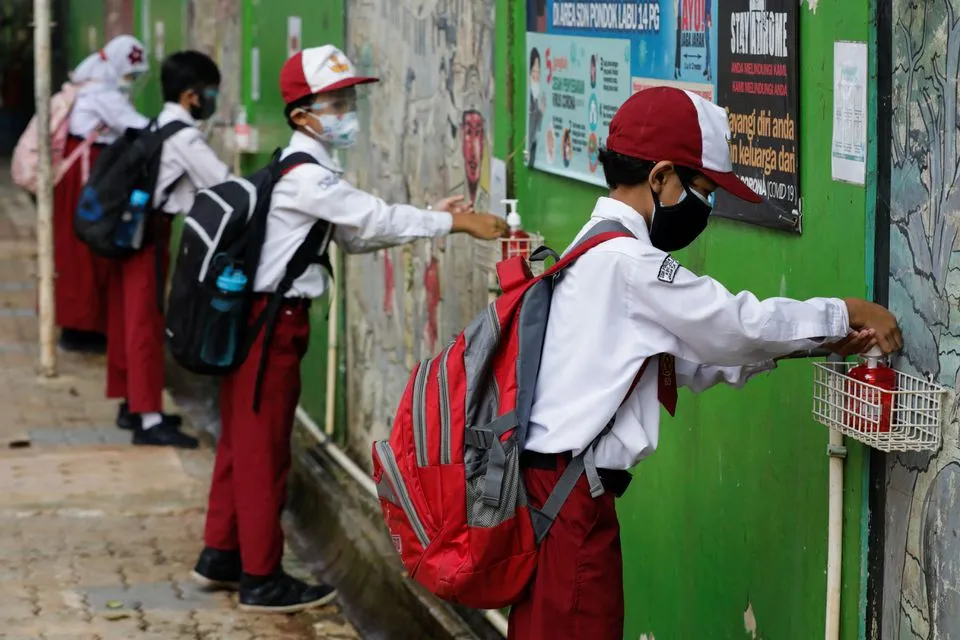 Indonesia thận trọng mở cửa lại trường học