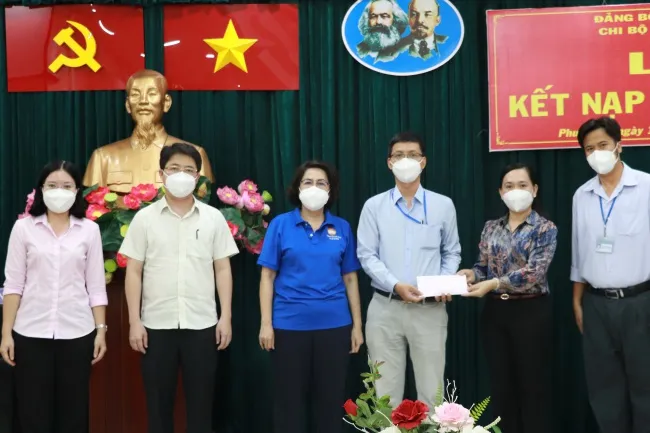Chủ tịch Ủy ban MTTQ Việt Nam TP Tô Thị Bích Châu Tặng quà động viên Ban chỉ đạo phòng, chống dịch phường 2, quận Phú Nhuận.