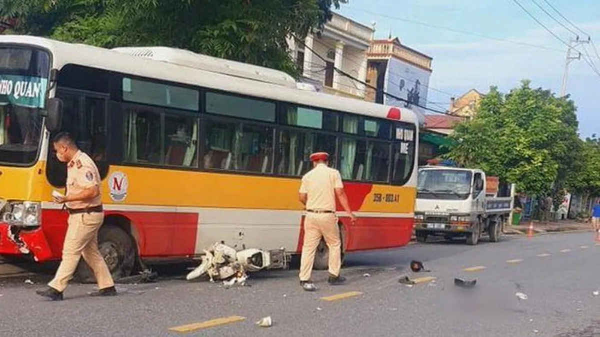 Tin tức tai nạn giao thông hôm nay 6/9/2021: Va chạm với xe buýt, 2 học sinh thương vong 1