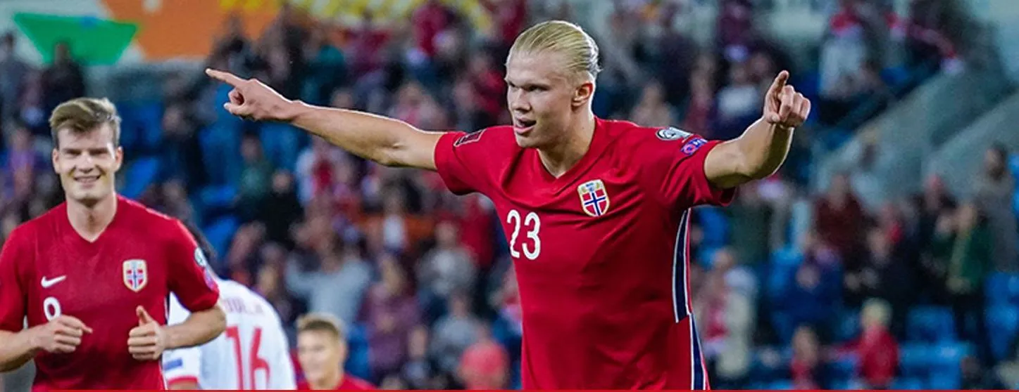 Haarland ăn mừng bàn thắng cho đội tuyển Na Uy tại vòng loại World cup 2022 khu vực châu Âu