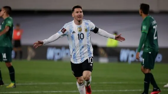 Lionel Messi ăn mừng bàn thắng vào lưới Bolivia.