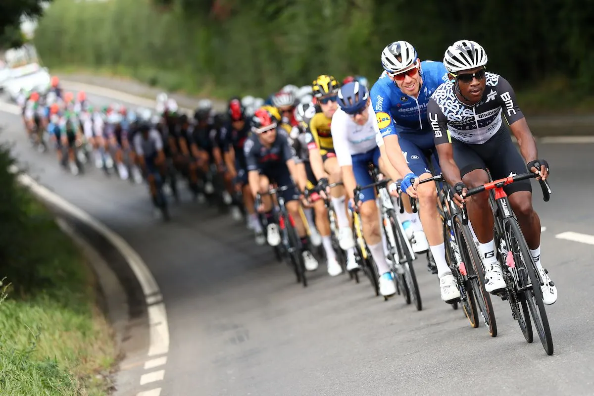 Tour of Britain 2021: Gặp tai nạn tại chặng 5, Van Aert mất áo xanh dương vào tay Ethan Hayter